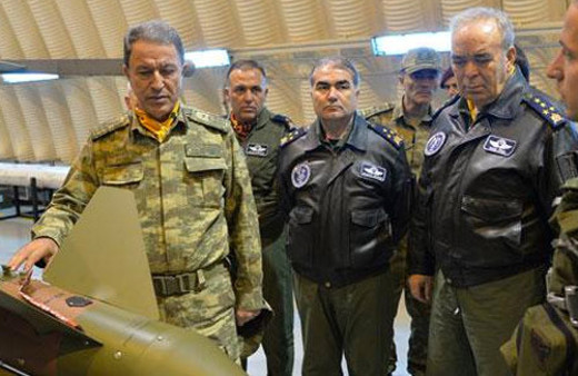 Hulusi Akar'dan fular jesti