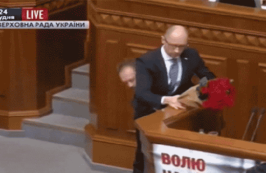 Kucaklayıp götürdüğü bir başbakan! Şaka değil gerçek