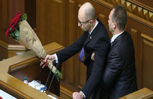 Ukrayna parlamentosunda skandal! Başbakanı kürsüden böyle indirdiler