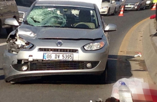 Otomobil çarptı, metrelerce yükseğe savruldu!