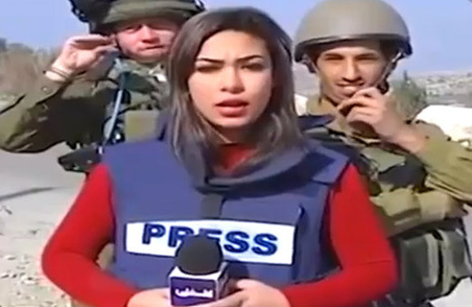 İsrail askerlerinden Filistinli spikere çirkin hareketler