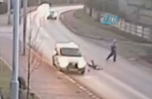 Bu kez yaya arabaya çarptı