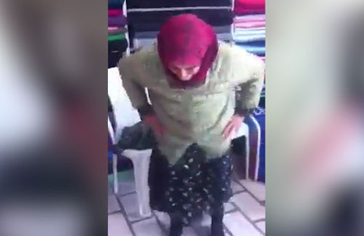 70'lik nineden ilginç dans performansı