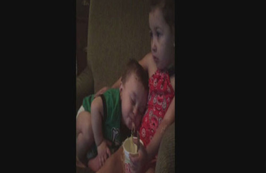 Makarnası bitince kardeşinin kolunu ısırdı