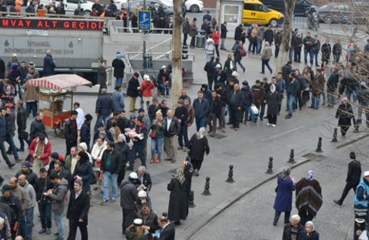 Milli Piyango yılbaşı ikramiyesi sıraya dizdi