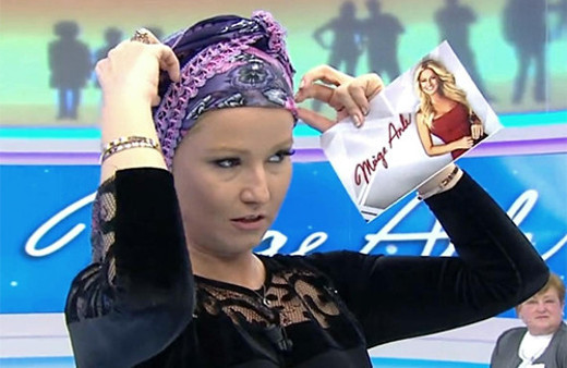 Müge Anlı canlı yayında eşarp taktı