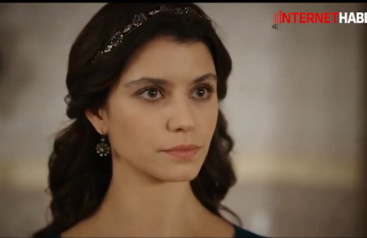 Beren Saat Kösem oldu Twitter'da kıyamet koptu!