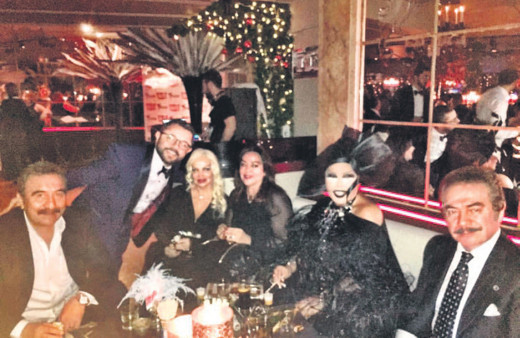 Yeni yıl partisine ünlü yağmuru! Geceden renkli kareler...