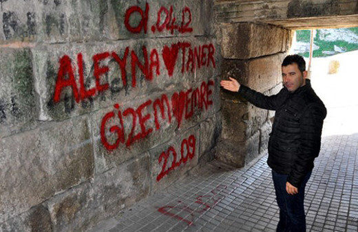 Tarihi kaleye sprey yazılar!