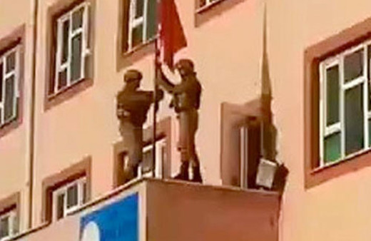 PKK'lıların indirdiği Türk bayrağı dizi müziğiyle göndere çekildi