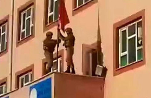 Derik'te indirilen Türk bayrağı Diriliş'in müziğiyle göndere çekildi