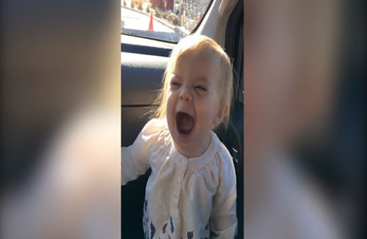 Adele'in Hello şarkısını söyleyen sevimli bebek