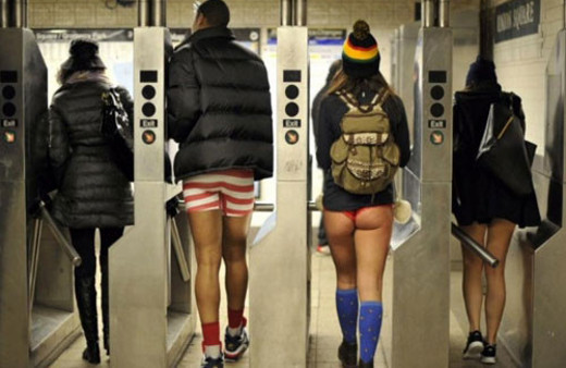 Metroda yarı çıplak eylem! Böylesi görülmedi...