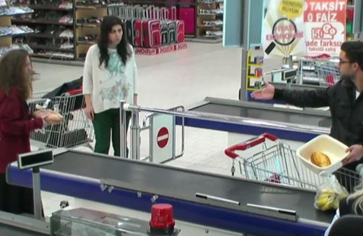 Markete bir evsiz kadın girse ne yapardınız? Sonuna bakın