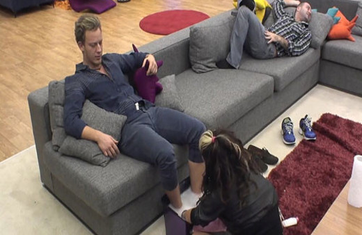 Big Brother 'da sevgilisinin ayaklarını yıkadı!