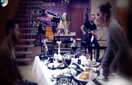 Ayça çıldırdı! Emre'nın kafasına masayı yıktı