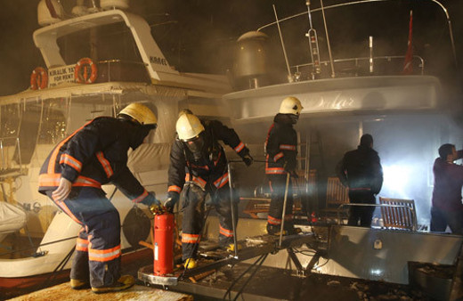 Bebek sahilinde lüks yat yangını