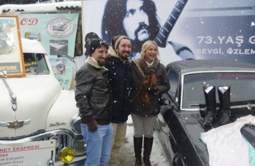 Barış Manço’ya en özel eşyalarıyla kar altında anma