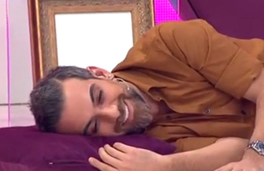 Hakan Akkaya stüdyonun ortasında uyudu!