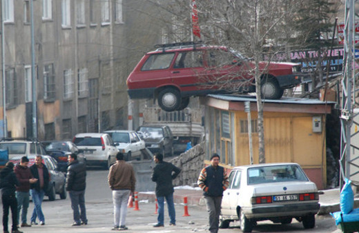 Otomobil muhtarlık kulübesinin çatısına düştü