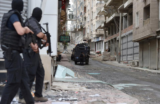 Polis konvoyuna roketli saldırı!