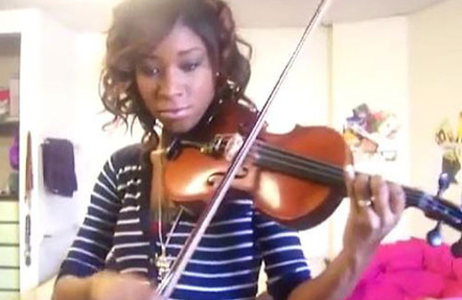 Araba alarm sesini keman ile çalan kız