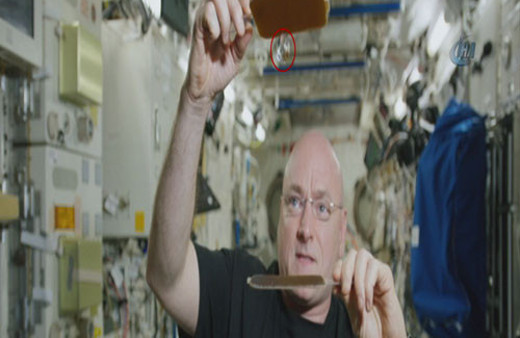 Uzayda su damlasıyla pinpon oynadı