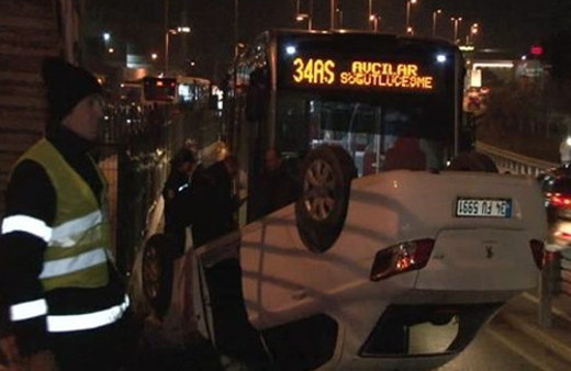 Kadıköy'de otomobil Metrobüs yoluna uçtu
