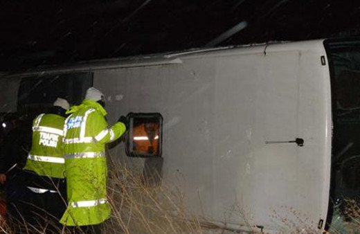 Yolcu otobüsü devrildi! 8'i ağır 38 yaralı!