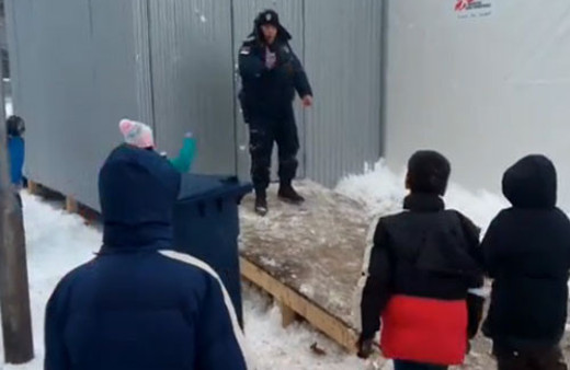 Polis sığınmacı çocuklarla kar topu oynadı