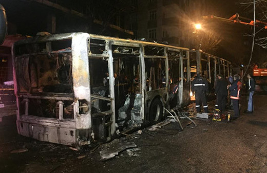 Gazi'de molotof dehşeti! İETT otobüsü bu hale geldi...