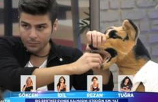 Big Brother Türkiye'de Emrah'a: Kız arkadaşın mini giymiş, yapıştır!