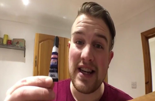 Yok böyle şaka! Arkadaşını klozete yapıştırdı