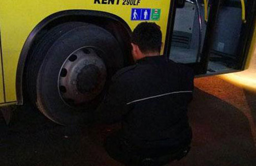 Maganda terörü! Şoförü darp etti, otobüsü kurşunladı!