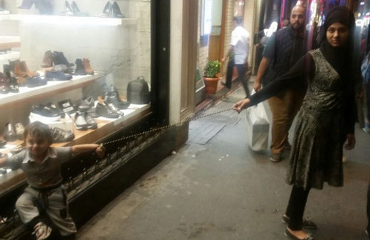 Arap turist çocuğunu Taksim'de böyle gezdirdi...