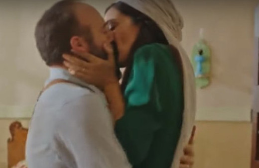 Bergüzar Korel ve Halit Ergenç dudak dudağa