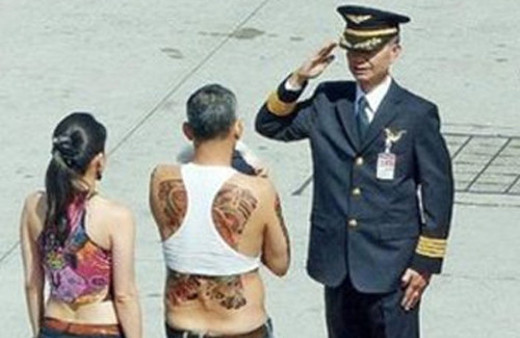 Tayland'ın düşük belli dövmeli kralı!