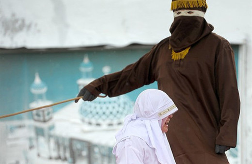 Erkek arkadaşıyla flört etti diye kadını kırbaçladılar