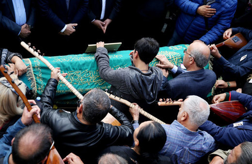 Arif Sağ'ın eşi deyişlerle son yolculuğuna uğurlandı!