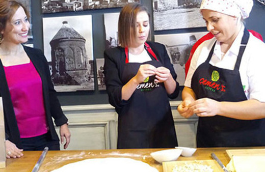 Ünlü şarkıcı Merve Özbey mantı açtı!