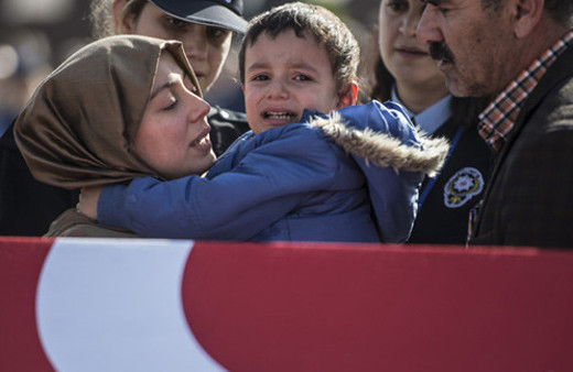 Şehit kaymakamın oğlu 'anne niye ağlıyorsun' deyince