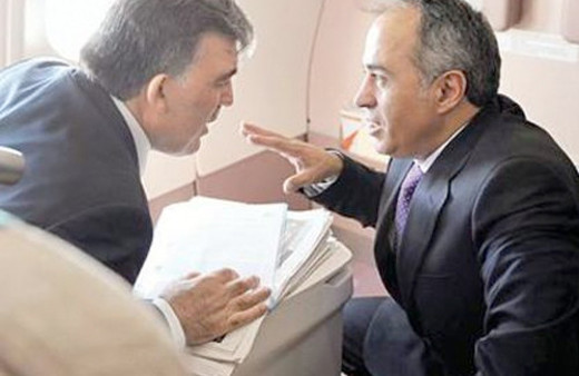 Abdullah Gül'e terbiyesizlik ayakkabılarını bile çıkarttırdılar!