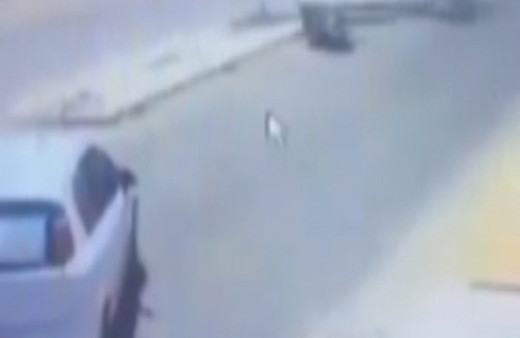 Önce otomobile çarptı, ardından kafasına direk devrildi!