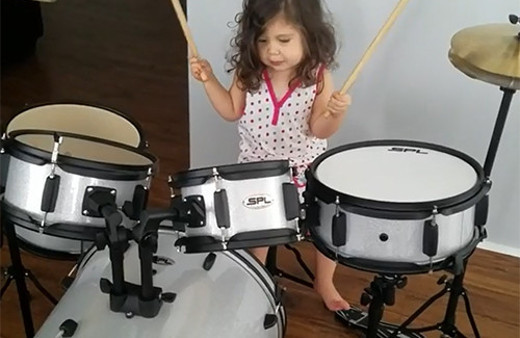 2 yaşındaki kızın ilk bateri deneyimi!