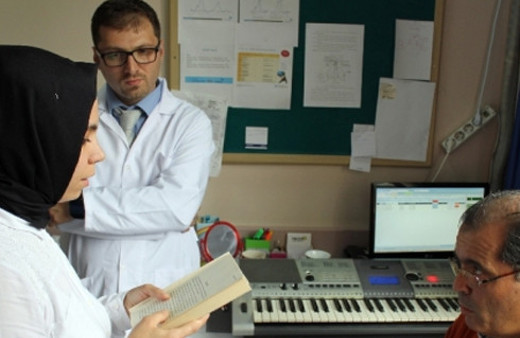 Hastanede opera sanatçısı eşliğinde terapi!