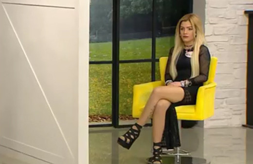 Gelin adayının mini etek krizi! Eliyle kapamaya çalıştı ama..