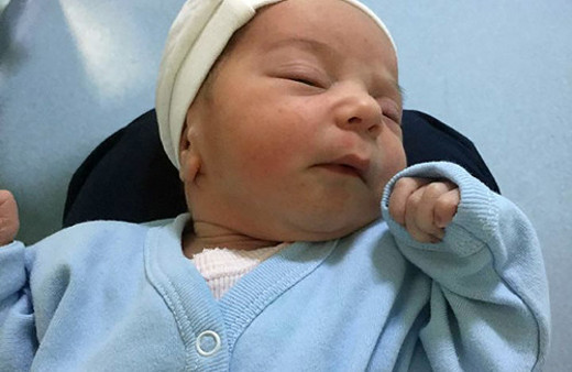 2 günlük bebeği cami avlusuna bıraktılar