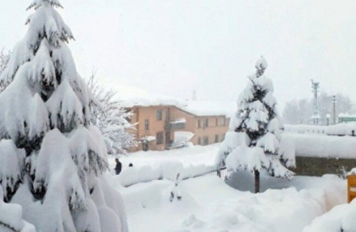Hayat felç kar kalınlığı insan boyunu aştı