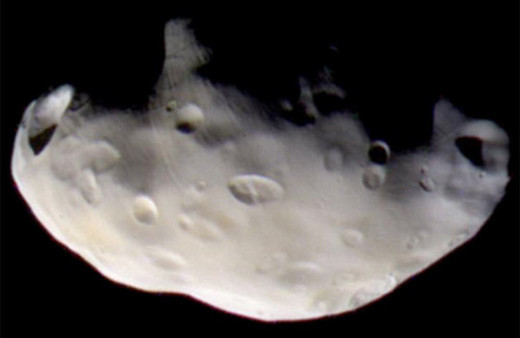 Cassini Satürn'ün uydusu Pandora'yı fotoğrafladı