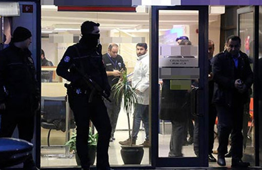 Güvenlik görevlisi soyguncuyu dize getirdi